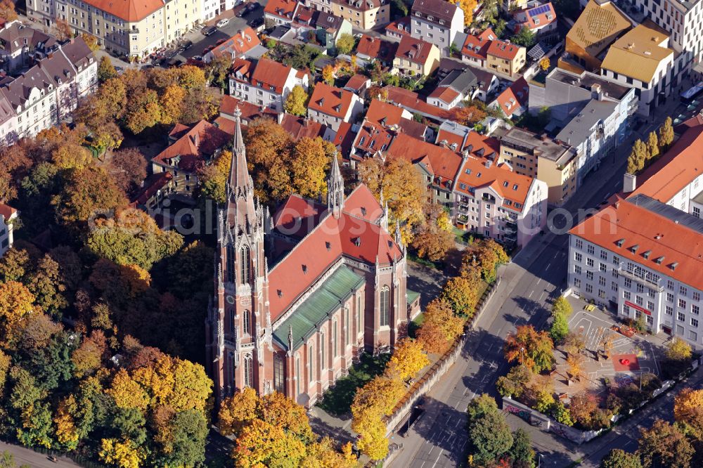 Aerial image München - church building Heilig-Kreuz-Kirche on street Gietlstrasse in the district Giesing in Munich in the state Bavaria, Germany