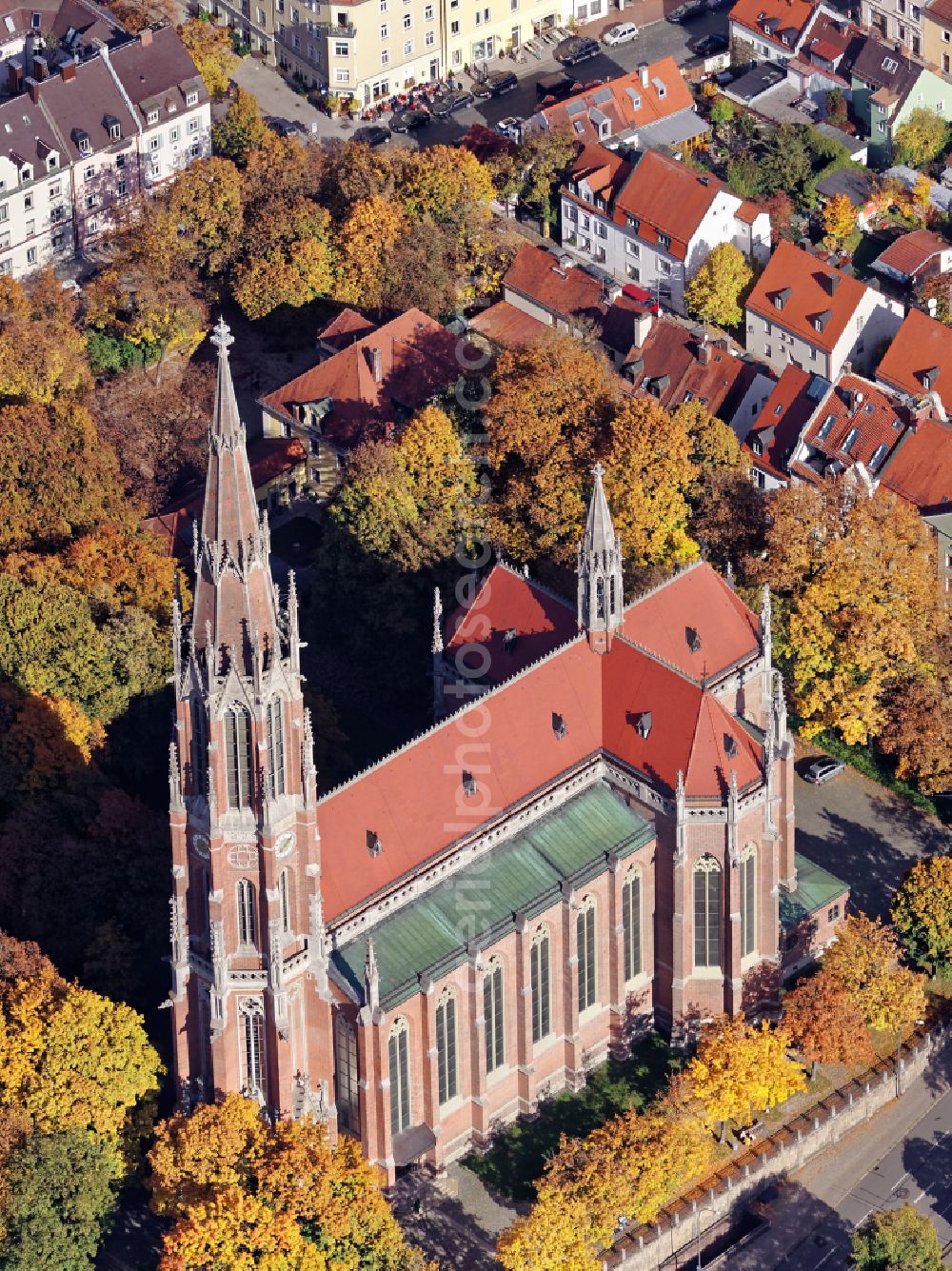 Aerial photograph München - church building Heilig-Kreuz-Kirche on street Gietlstrasse in the district Giesing in Munich in the state Bavaria, Germany