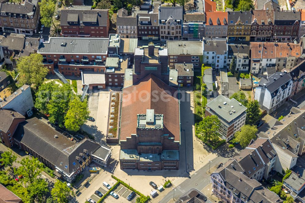 Aerial image Gelsenkirchen - Church building Heilig-Kreuz-Kirche on street Bochumer Strasse in the district Ueckendorf in Gelsenkirchen at Ruhrgebiet in the state North Rhine-Westphalia, Germany