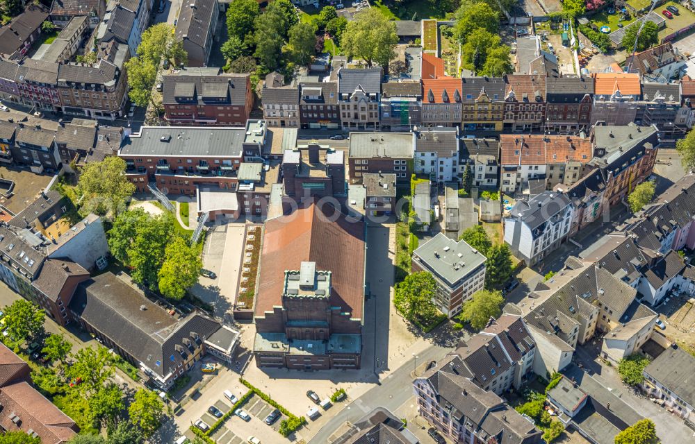 Aerial image Gelsenkirchen - Church building Heilig-Kreuz-Kirche on street Bochumer Strasse in the district Ueckendorf in Gelsenkirchen at Ruhrgebiet in the state North Rhine-Westphalia, Germany