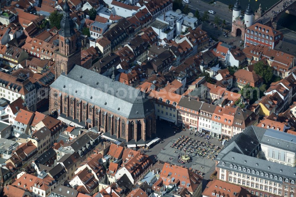 Aerial photograph Heidelberg - Church building in Heiliggeistkirche am Marktplatz Old Town- center of downtown in Heidelberg in the state Baden-Wuerttemberg