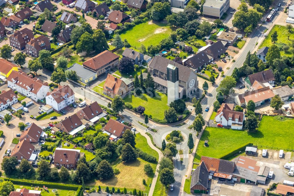 Bergkamen from the bird's eye view: Church building Herz Jesu Kirche on street Ruenther Strasse in the district Ruenthe in Bergkamen in the state North Rhine-Westphalia, Germany