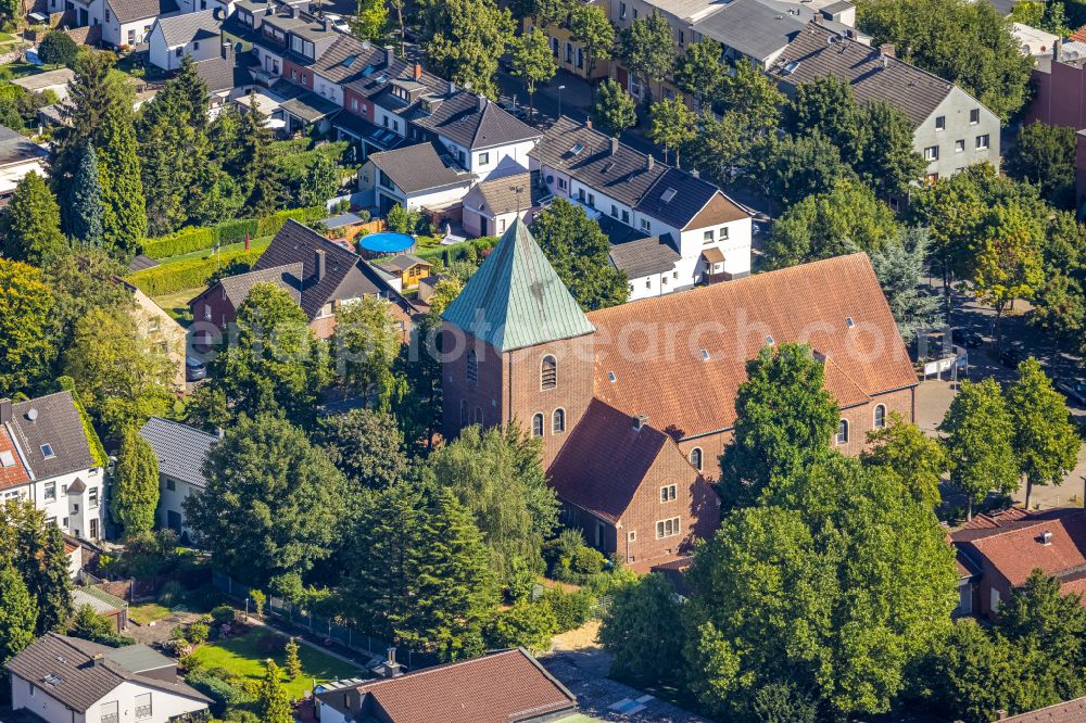 Aerial image Gelsenkirchen - Church building Herz-Jesu-Kirche on street Ahornstrasse in the district Resse in Gelsenkirchen at Ruhrgebiet in the state North Rhine-Westphalia, Germany