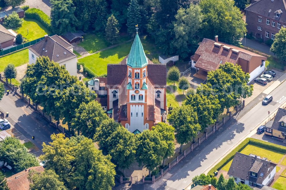 Kamen from above - Church building of Herz-Jesu-Kirche on Proebstingstrasse - Westfaelische Strasse in the district Heeren-Werve in Kamen in the state North Rhine-Westphalia, Germany