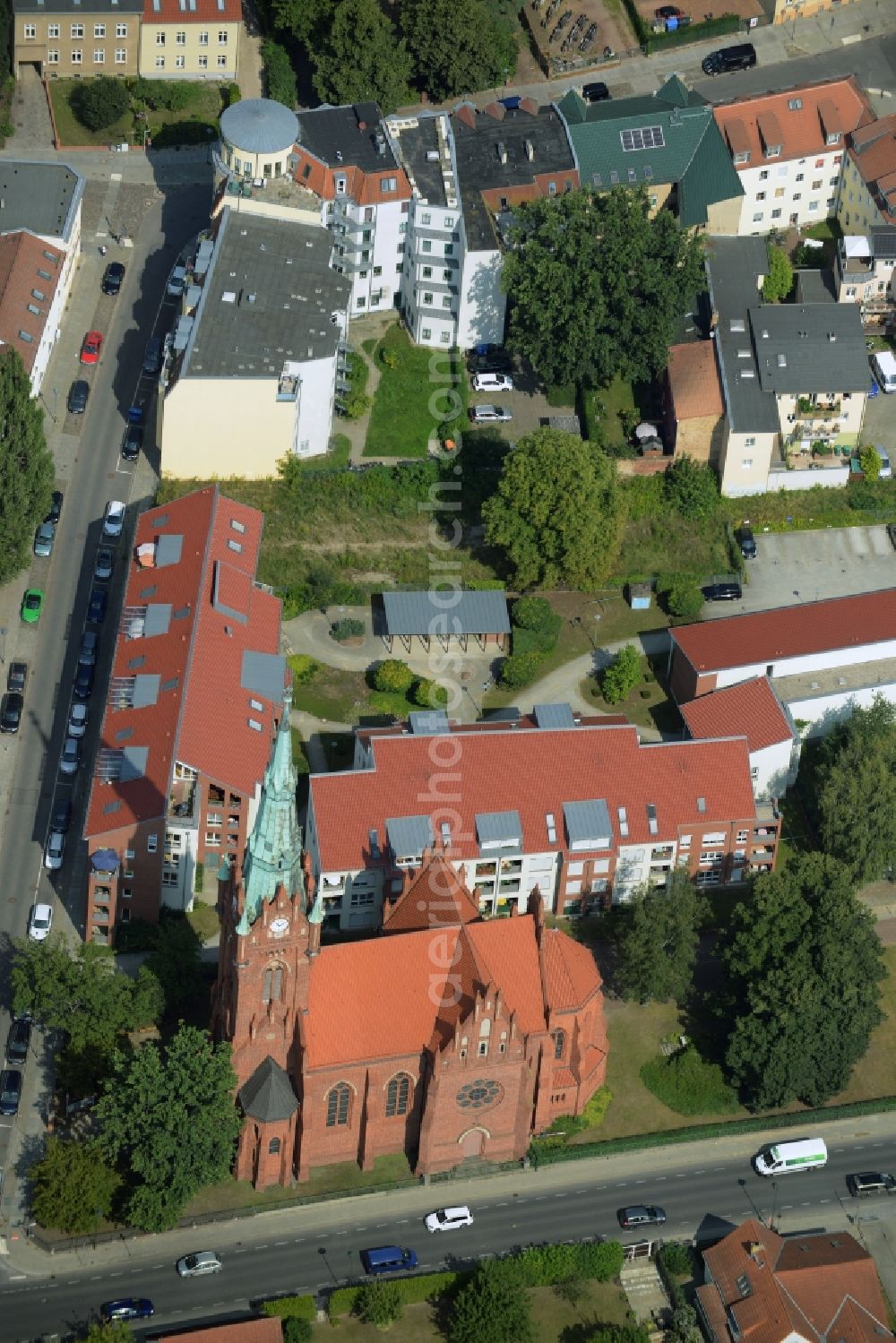 Aerial photograph Bernau bei Berlin - Church building Herz-Jesu-Kirche at the Ulitzkastrasse in Bernau bei Berlin in the state Brandenburg