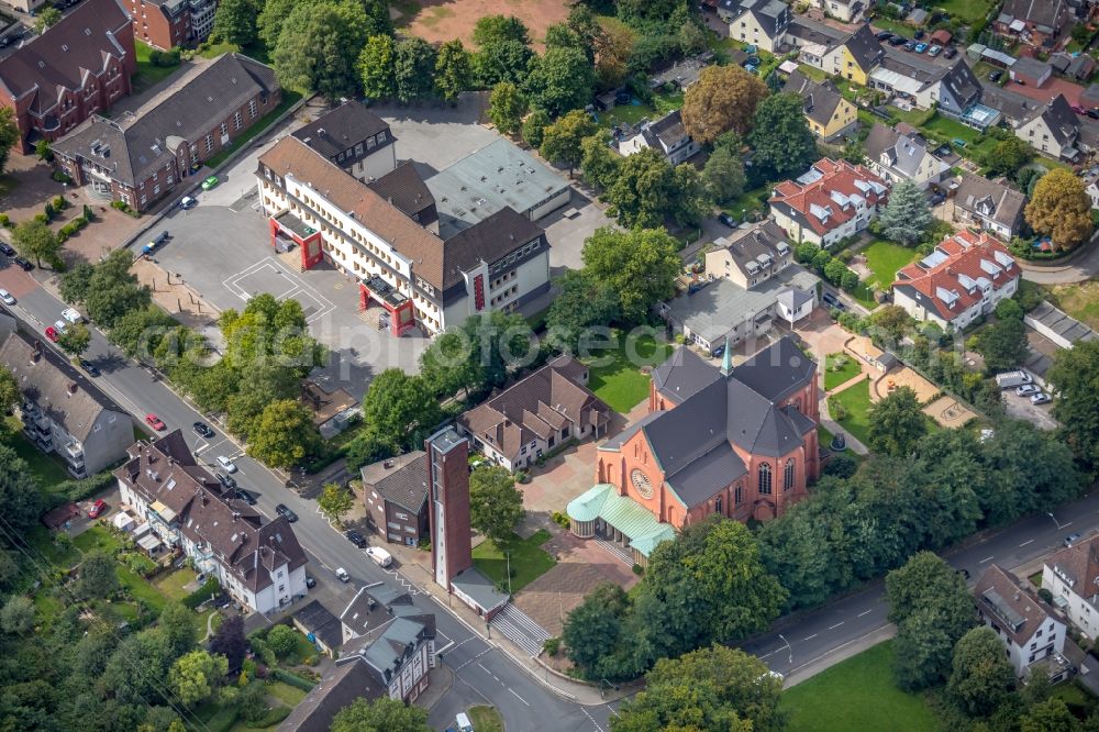 Essen from the bird's eye view: Church building Immanuelkirche and of katholischen Gemeinde St. Elisabeth neben of Schillerschule in Essen in the state North Rhine-Westphalia, Germany