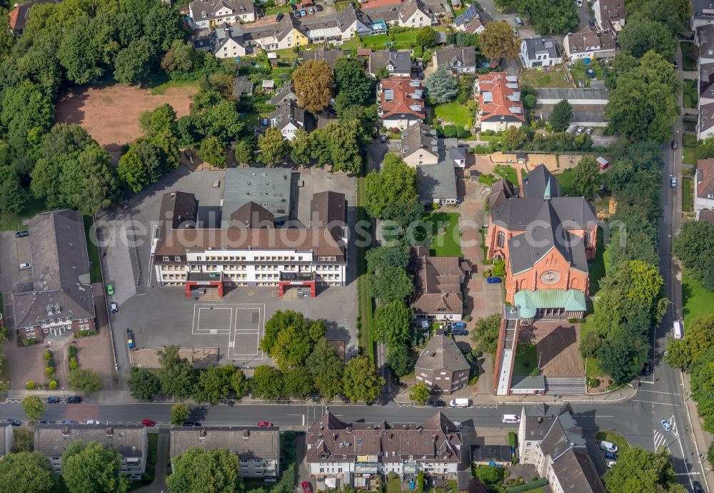 Aerial image Essen - Church building Immanuelkirche and of katholischen Gemeinde St. Elisabeth neben of Schillerschule in Essen in the state North Rhine-Westphalia, Germany