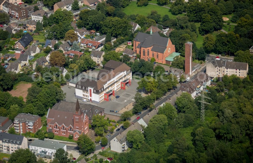 Essen from above - Church building Immanuelkirche and of katholischen Gemeinde St. Elisabeth neben of Schillerschule in Essen in the state North Rhine-Westphalia, Germany