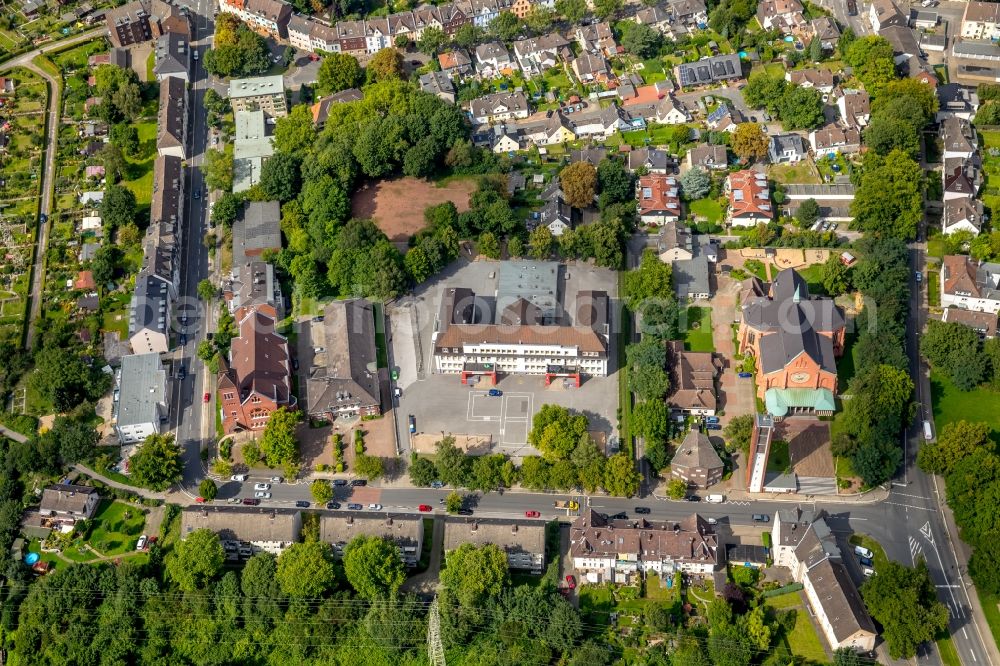 Essen from the bird's eye view: Church building Immanuelkirche and of katholischen Gemeinde St. Elisabeth neben of Schillerschule in Essen in the state North Rhine-Westphalia, Germany