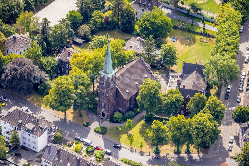 Aerial photograph Mülheim an der Ruhr - Church building Immanuelkirche in Muelheim on the Ruhr at Ruhrgebiet in the state North Rhine-Westphalia, Germany