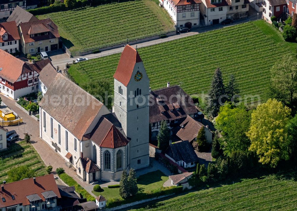 Hagnau am Bodensee from the bird's eye view: Church building St. Johann Baptist in Hagnau am Bodensee at Bodensee in the state Baden-Wuerttemberg, Germany