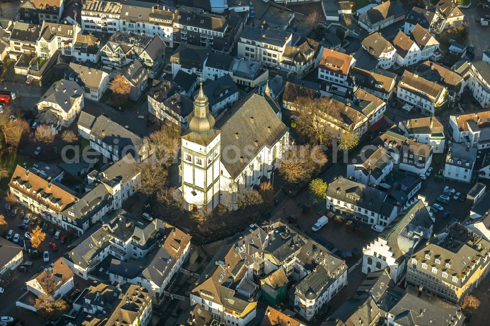 Attendorn from the bird's eye view: Church building St. Johannes Baptist on Niederste Strasse in Attendorn in the state North Rhine-Westphalia, Germany