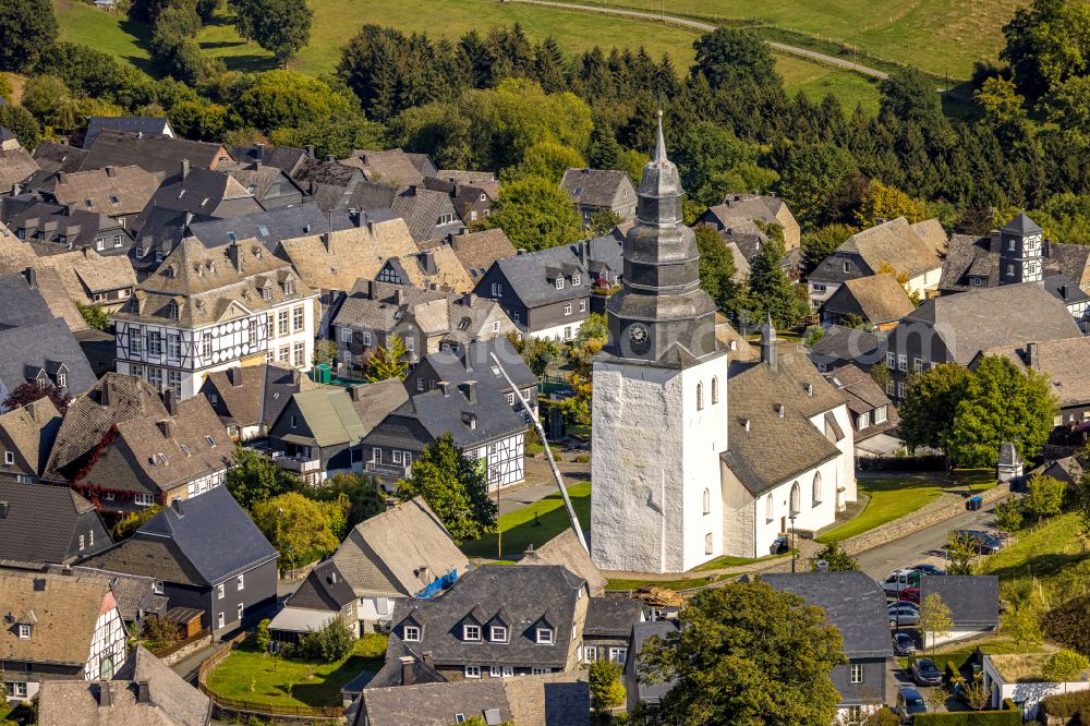 Aerial photograph Eversberg - Church building St.-Johannes-Evangelist-Kirche in Eversberg at Sauerland in the state North Rhine-Westphalia, Germany