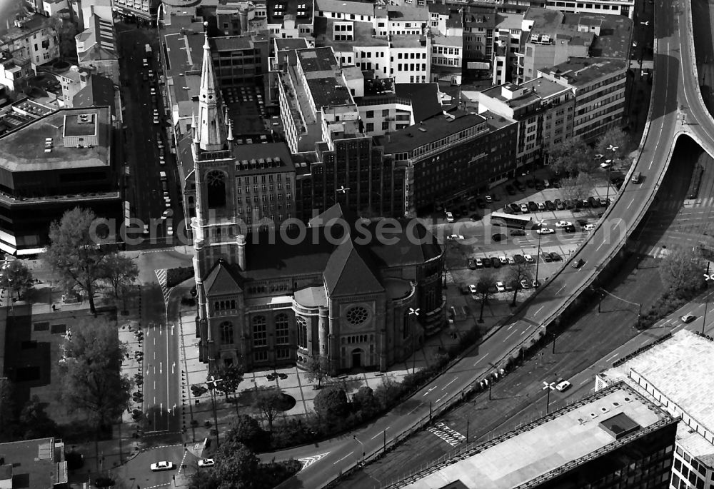 Aerial photograph Düsseldorf - Church building Johanneskirche on place Martin-Luther-Platz in Duesseldorf in the state North Rhine-Westphalia, Germany