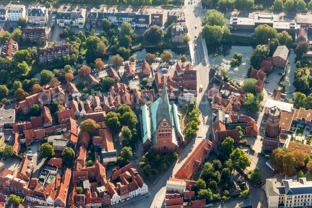 Lüneburg from the bird's eye view: Church building in of St. Johannis in Old Town- center of downtown in Lueneburg in the state Lower Saxony, Germany