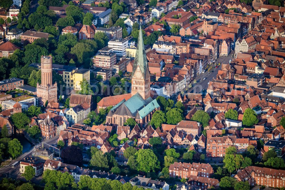 Aerial photograph Lüneburg - Church building of the St. Johanniskirche in the old town in Lueneburg in the state Lower Saxony, Germany