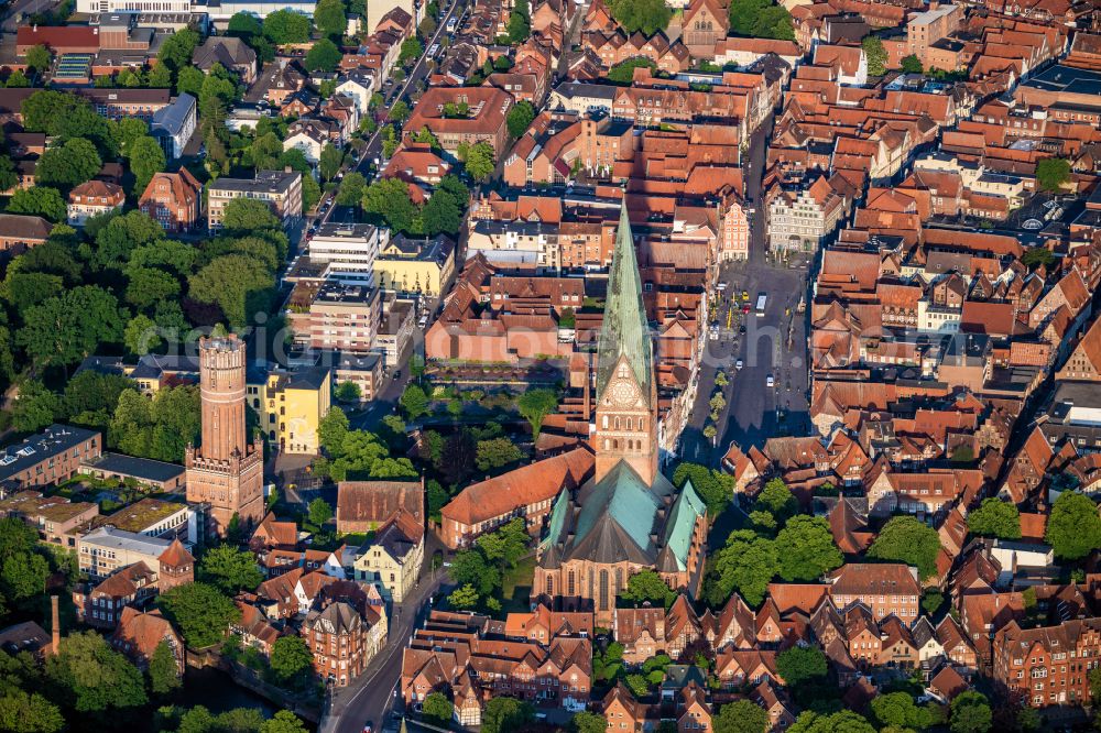 Lüneburg from the bird's eye view: Church building of the St. Johanniskirche in the old town in Lueneburg in the state Lower Saxony, Germany