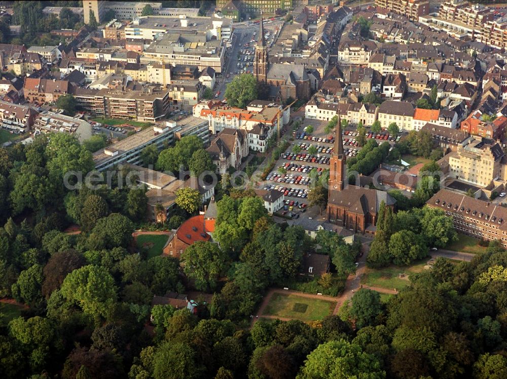 Aerial photograph Moers - Church building in der St.-Josefs-Kirche Katholische Stadtpfarrkirche on Kastell opposite Old Town- center of downtown in Moers in the state North Rhine-Westphalia