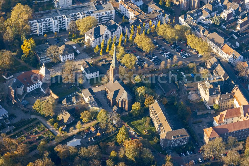 Aerial photograph Moers - Church building of the St. Joseph's Church, a Catholic parish church at the castle opposite the city park and town hall in the old town center of the city center in Moers in the federal state of North Rhine-Westphalia