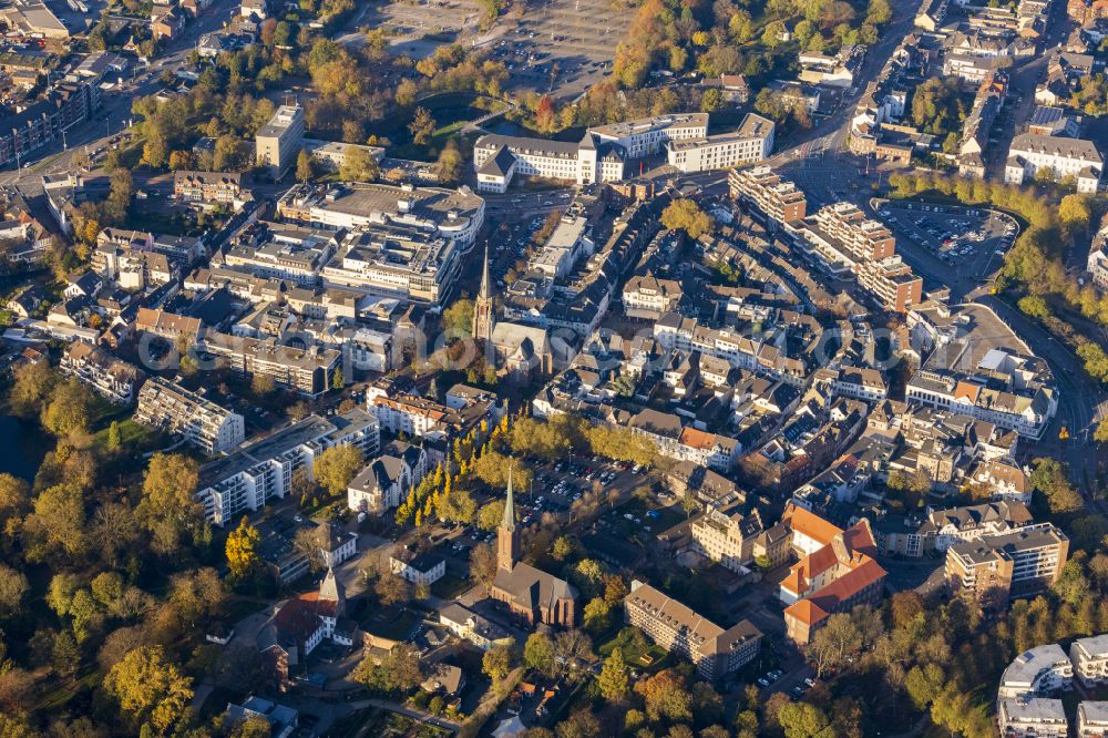 Moers from the bird's eye view: Church building of the St. Joseph's Church, a Catholic parish church at the castle opposite the city park and town hall in the old town center of the city center in Moers in the federal state of North Rhine-Westphalia