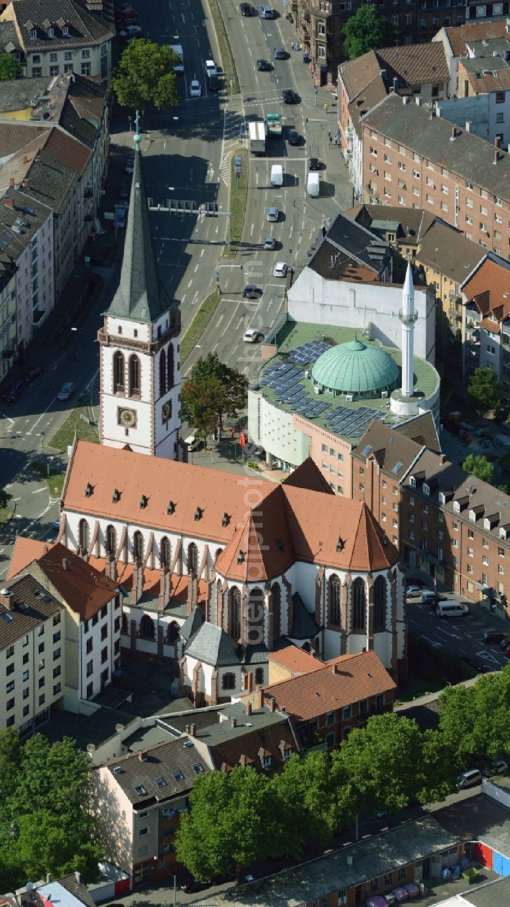 Mannheim from above - Church building Jugendkirche Samuel in der Nachbarschaft zur Moschee Yavuz-Sultan-Selim-Moschee am Luisenring in Mannheim in the state Baden-Wuerttemberg