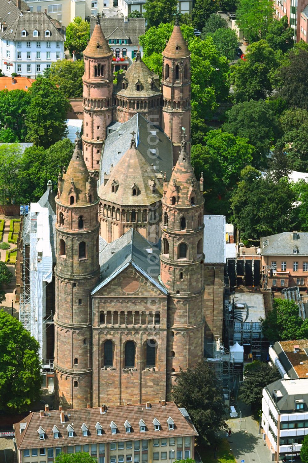 Aerial image Worms - Church building of the cathedral Kaiser-Dom St. Peter in Worms in the state Rhineland-Palatinate, Germany