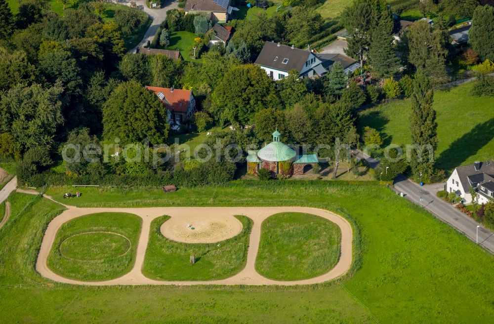 Aerial photograph Essen - Churches building the chapel Kapelle Maria in Maien with ongrenzendem Feld and einem Pferdegehege between of Schmachtenbergstrasse and Oberlehberg in Essen in the state North Rhine-Westphalia, Germany