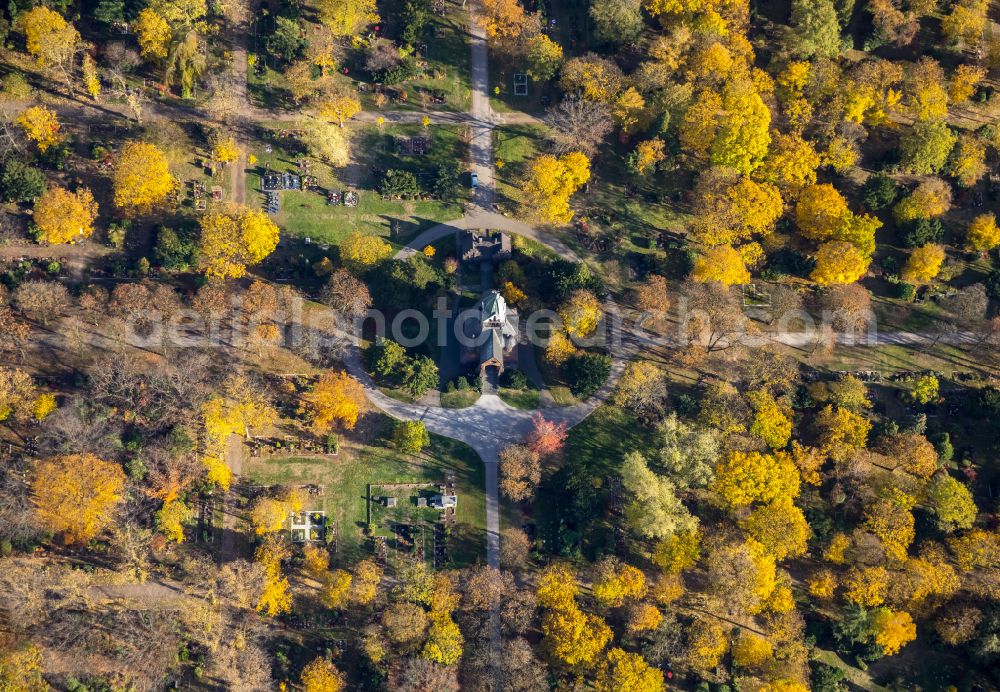 Aerial photograph Duisburg - churches building the chapel Friedhofskapelle of Friedhof Sternbuschweg in Duisburg in the state North Rhine-Westphalia, Germany