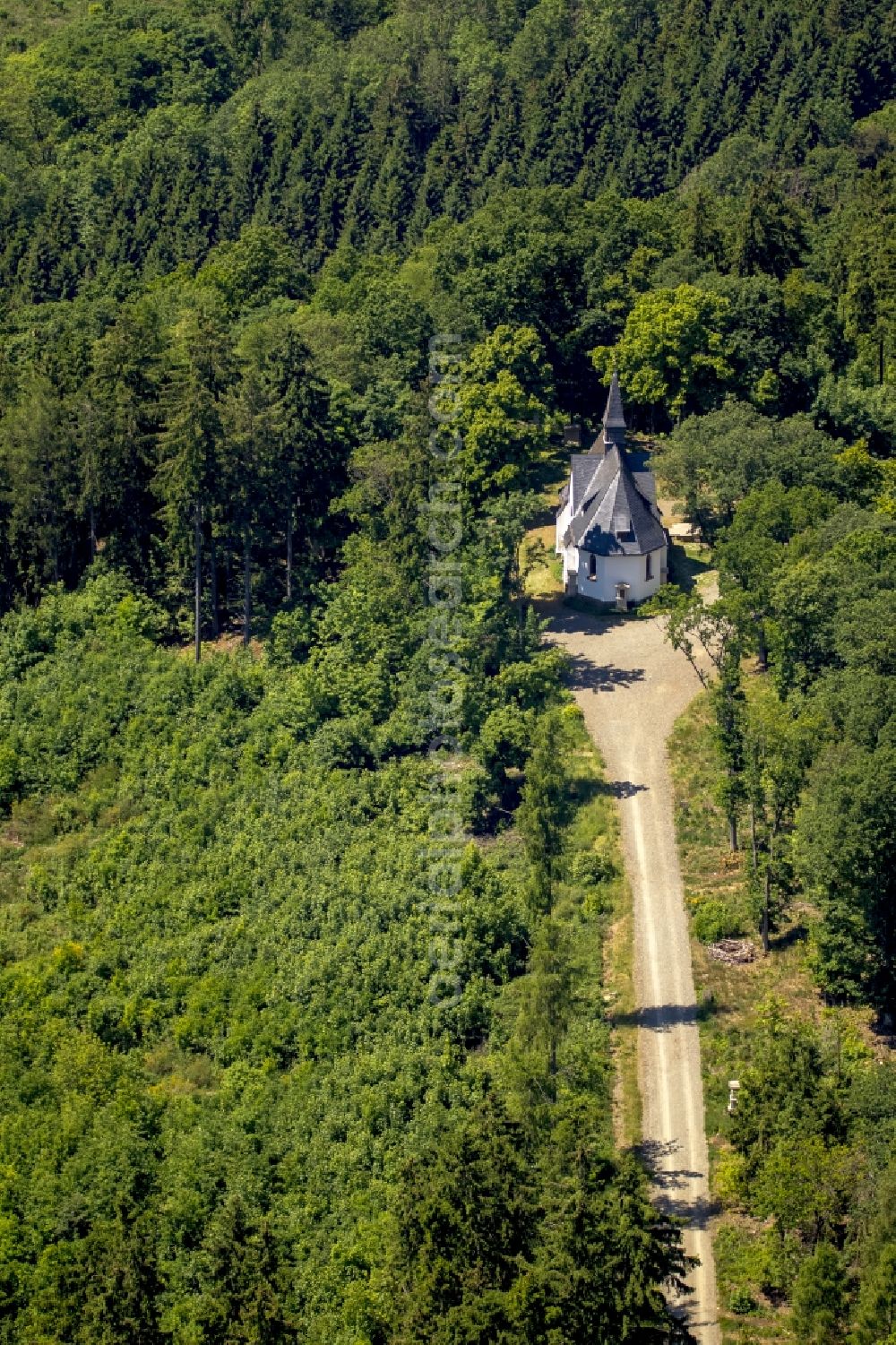 Medebach from the bird's eye view: Churches building the chapel Auf dem Kahlen - Kahlenkapelle in Medebach in the state North Rhine-Westphalia