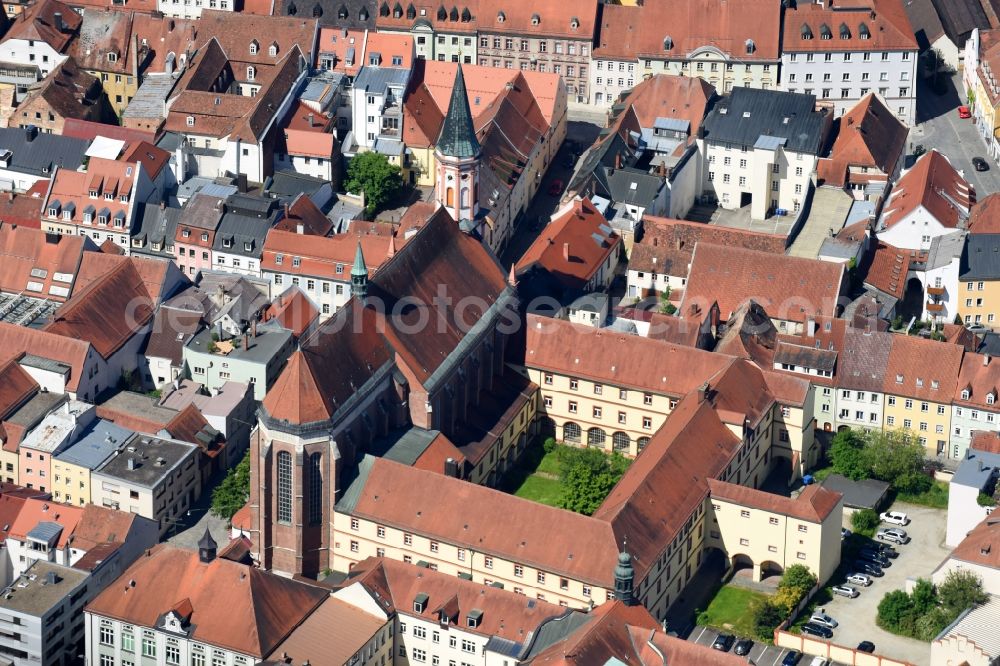 Aerial photograph Straubing - Church building Karmelitenkirche on Albrechtsgasse in Straubing in the state Bavaria, Germany