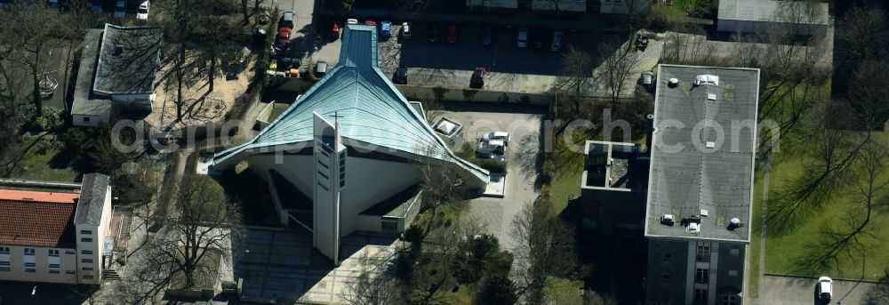 Aerial image Berlin - Church building Kath. Kirchengemeinde Maria Frieden on Kaiserstrasse in Berlin in Germany