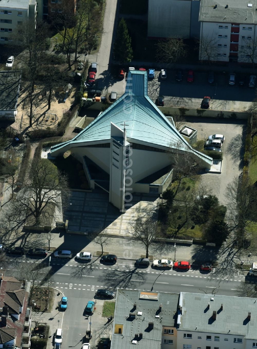 Aerial photograph Berlin - Church building Kath. Kirchengemeinde Maria Frieden on Kaiserstrasse in Berlin in Germany