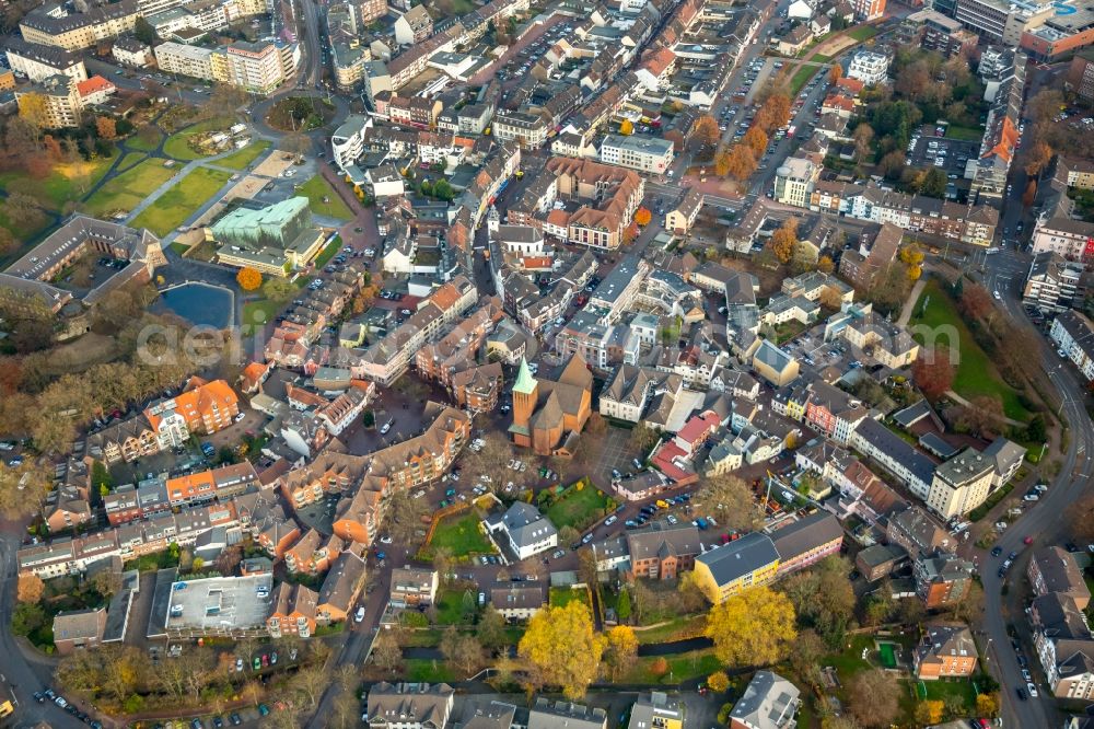 Dinslaken from the bird's eye view: Church building of the Kath. Kirchengemeinde St. Vincentius in the Old Town- center of downtown in the district Ruhr Metropolitan Area in Dinslaken in the state North Rhine-Westphalia