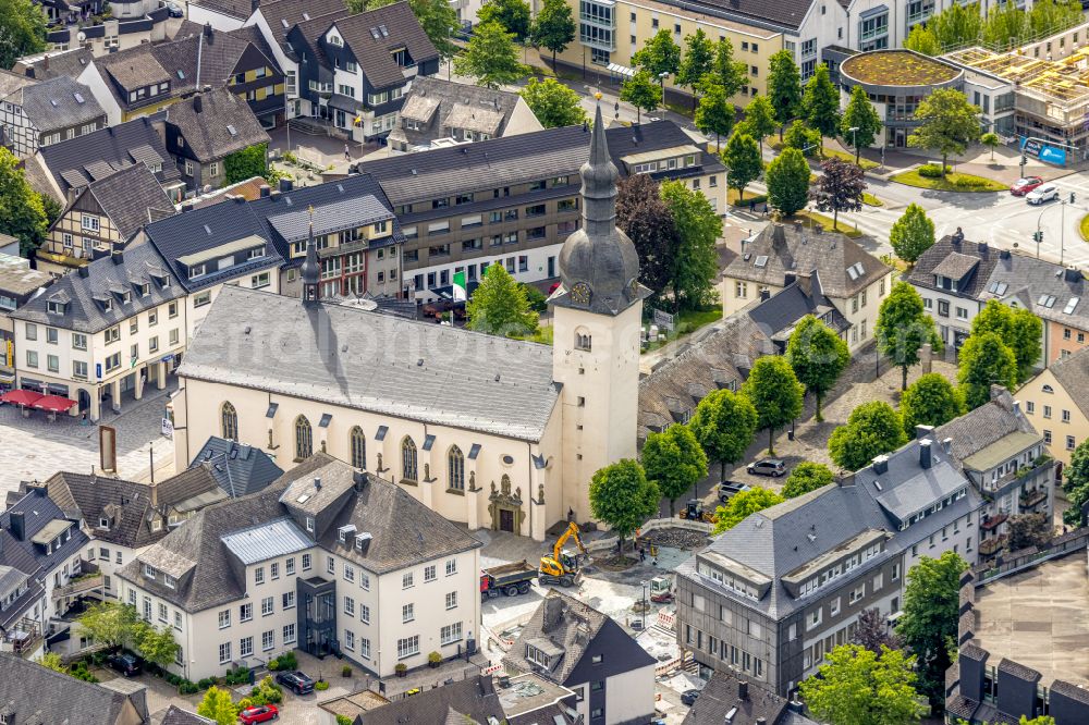 Aerial photograph Meschede - Church building Kath. Kirchengemeinde St. Walburga on Stiftsplatz in Meschede at Sauerland in the state North Rhine-Westphalia, Germany