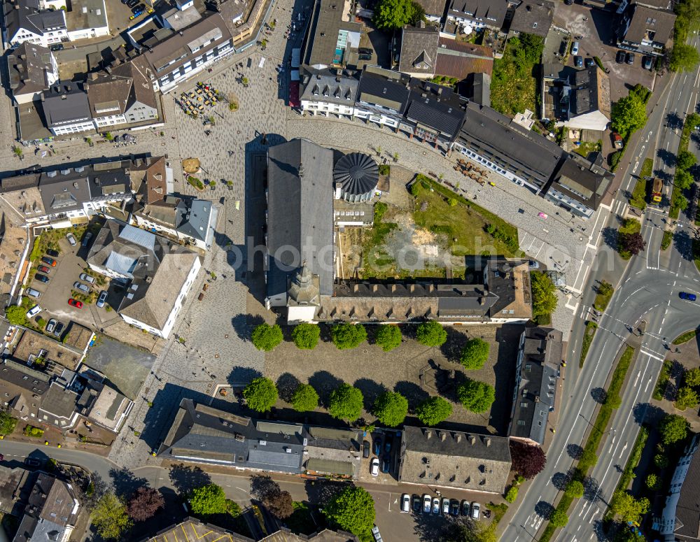 Aerial image Meschede - Church building Kath. Kirchengemeinde St. Walburga on Stiftsplatz in Meschede in the state North Rhine-Westphalia, Germany