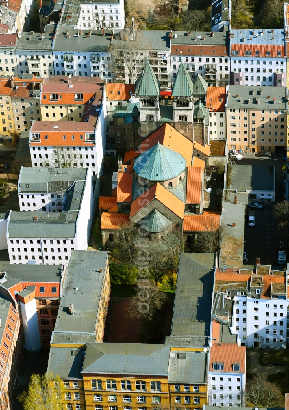 Aerial image Berlin - Church building of the Kath. Pfarramt St. Marien (Liebfrauen) on Wrangelstrasse in Wrangelkiez in the Kreuzberg district of Berlin, Germany