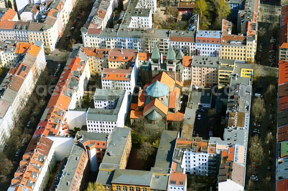 Aerial photograph Berlin - Church building of the Kath. Pfarramt St. Marien (Liebfrauen) on Wrangelstrasse in Wrangelkiez in the Kreuzberg district of Berlin, Germany