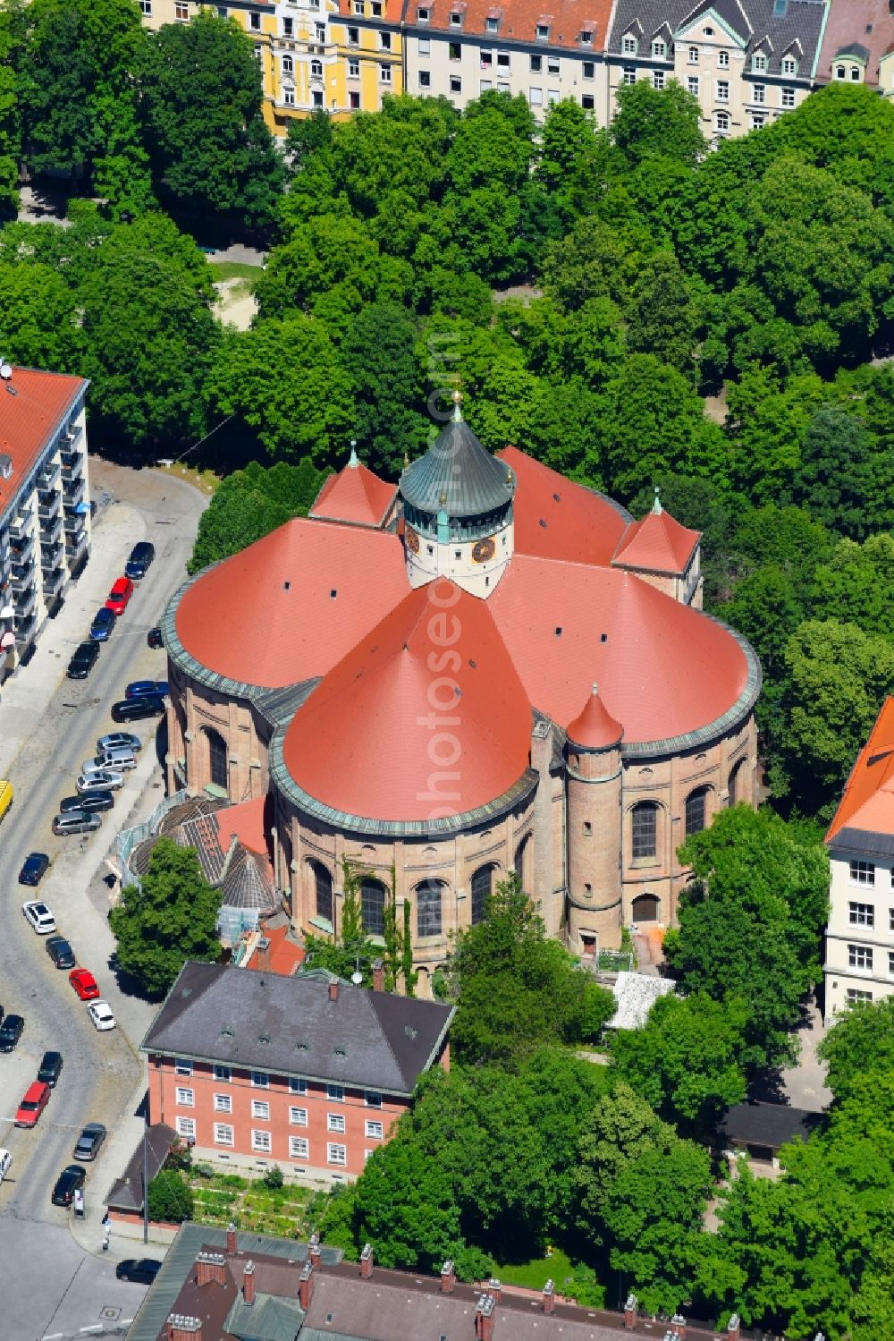 München from the bird's eye view: Church building of Kath. Pfarront St. Rupert on Gollierplatz - Kiliansplatz - Kazmairstrasse in Munich in the state Bavaria, Germany