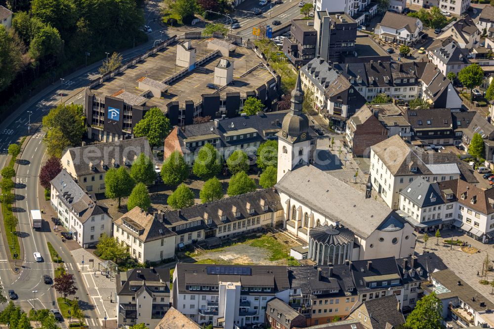 Meschede from the bird's eye view: Church building Kath. Pfarrkirche St. Walburga on Stiftsplatz in Meschede at Sauerland in the state North Rhine-Westphalia, Germany