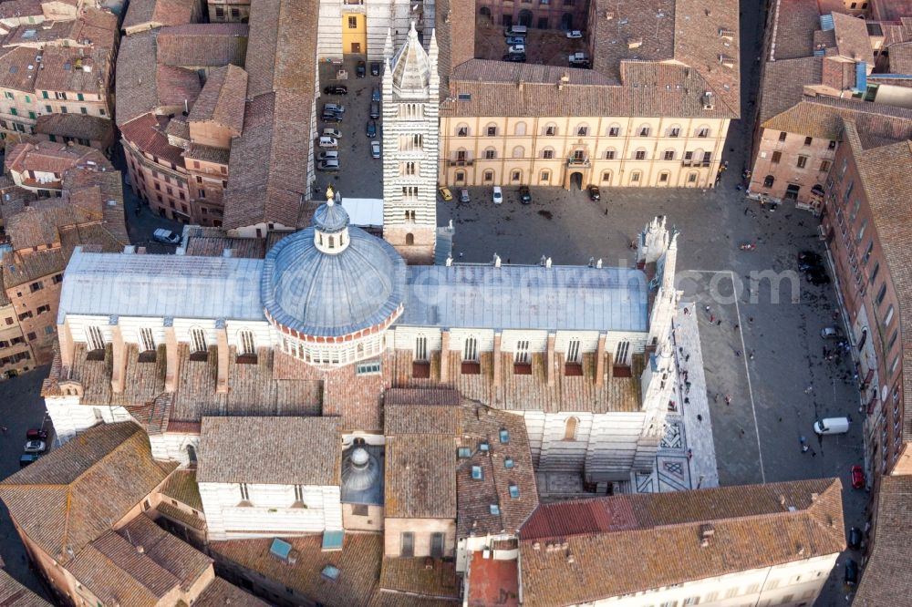 Aerial photograph Siena - Church building of the cathedral of Kathedrale von Siena / Duomo di Siena in Siena in Toskana, Italy