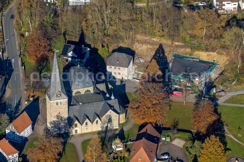 Balve from the bird's eye view: Church building of Katholische Pfarrkirche St. Blasius on place Kirchplatz in Balve in the state North Rhine-Westphalia, Germany