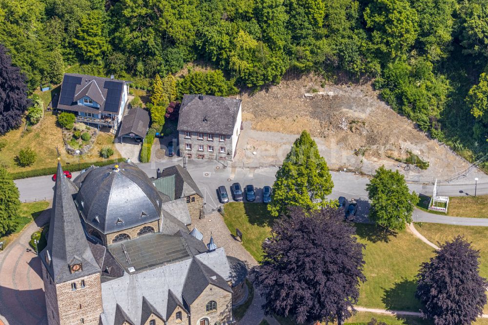 Aerial image Balve - Church building of Katholische Pfarrkirche St. Blasius in Balve in the state North Rhine-Westphalia, Germany