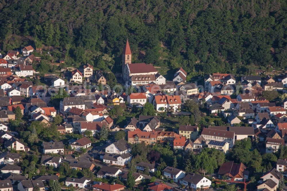 Aerial photograph Neustadt an der Weinstraße - Church building of der CATHOLIC ST.-JOHANNES-CHURCH in the village of in the district Koenigsbach in Neustadt an der Weinstrasse in the state Rhineland-Palatinate, Germany