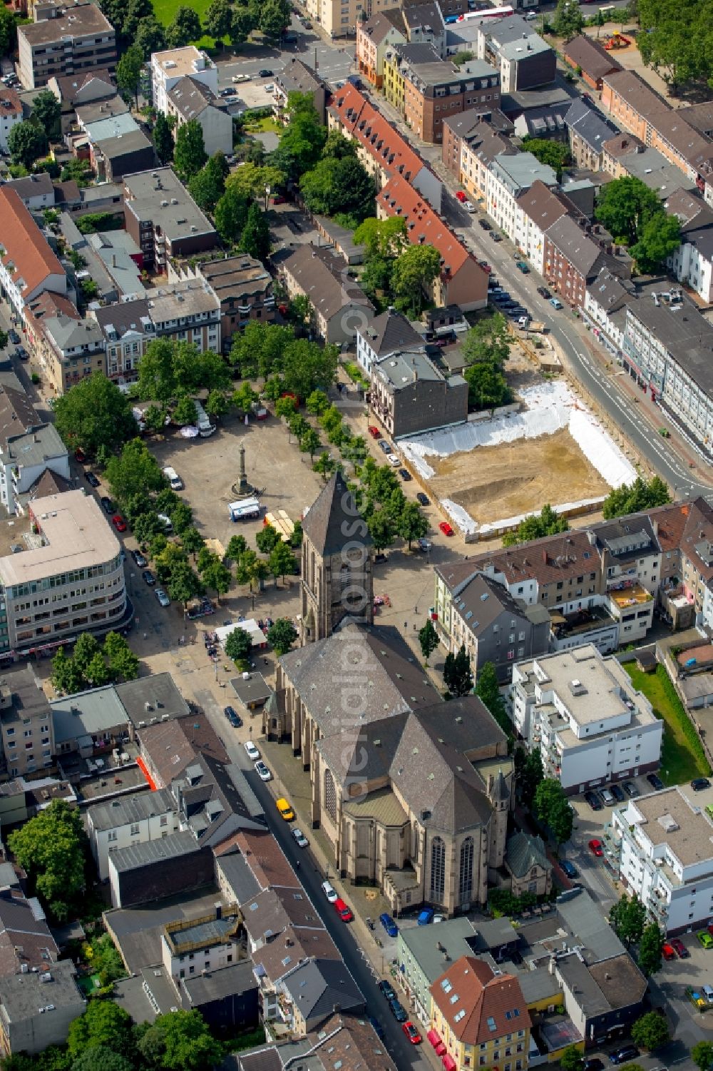 Aerial image Oberhausen - Church building of the Catholic Church of the Sacred Heart in Altstadt- center at the Old Market in Oberhausen in North Rhine-Westphalia