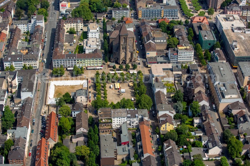 Oberhausen from the bird's eye view: Church building of the Catholic Church of the Sacred Heart in Altstadt- center at the Old Market in Oberhausen in North Rhine-Westphalia