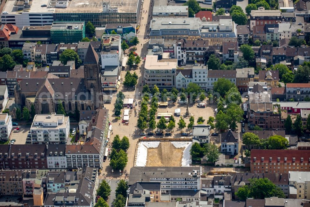 Aerial image Oberhausen - Church building of the Catholic Church of the Sacred Heart in Altstadt- center at the Old Market in Oberhausen in North Rhine-Westphalia