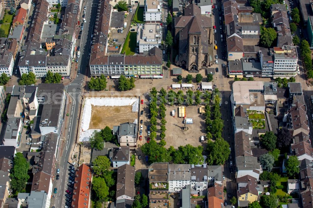 Oberhausen from the bird's eye view: Church building of the Catholic Church of the Sacred Heart in Altstadt- center at the Old Market in Oberhausen in North Rhine-Westphalia