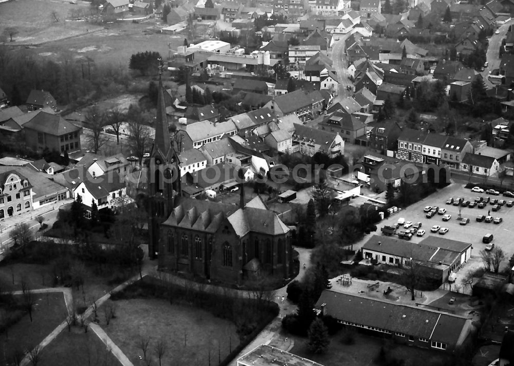 Rheurdt from above - Church building katholischen Kirche Sankt Nikolaus in Rheurdt in the state North Rhine-Westphalia, Germany