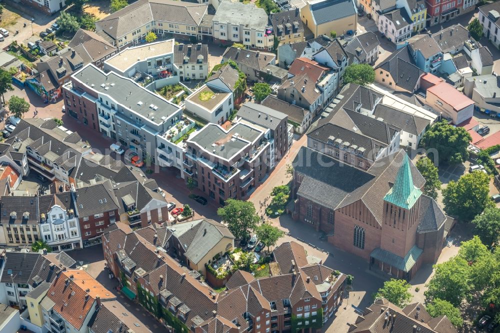 Aerial image Dinslaken - Church building in of Katholischen Kirchengemeinde St. Vincentius Dinslaken Old Town- center of downtown in Dinslaken in the state North Rhine-Westphalia, Germany