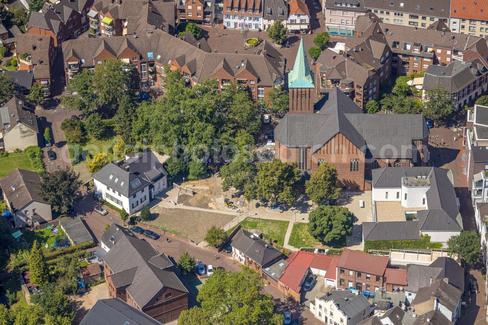 Dinslaken from the bird's eye view: Church building in of Katholischen Kirchengemeinde St. Vincentius Dinslaken Old Town- center of downtown in Dinslaken in the state North Rhine-Westphalia, Germany